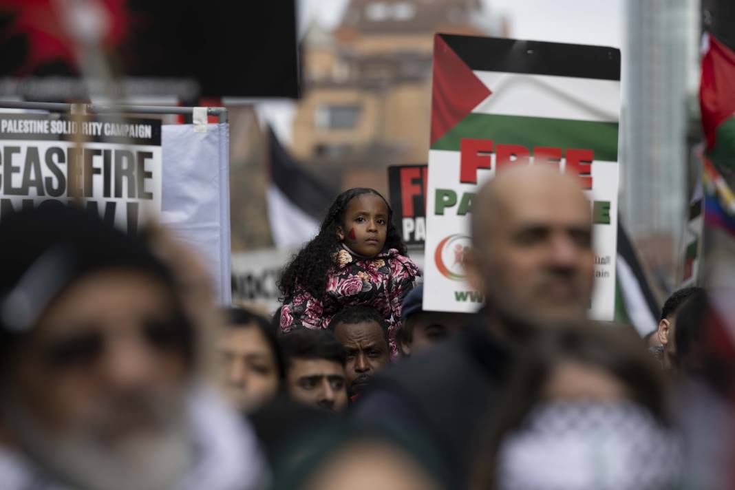 Londra ve Saraybosna'da İsrail protestosu! Binlerce kişi sokaklara döküldü 2